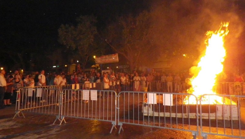 Légende photo 8 Des centaines de personnes rassemblées autour du bûcher L.E.jpg