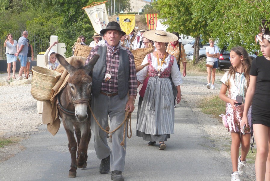 Légende photo 1 La fête a commencé par la collecte des fagots dans le village LE.jpg